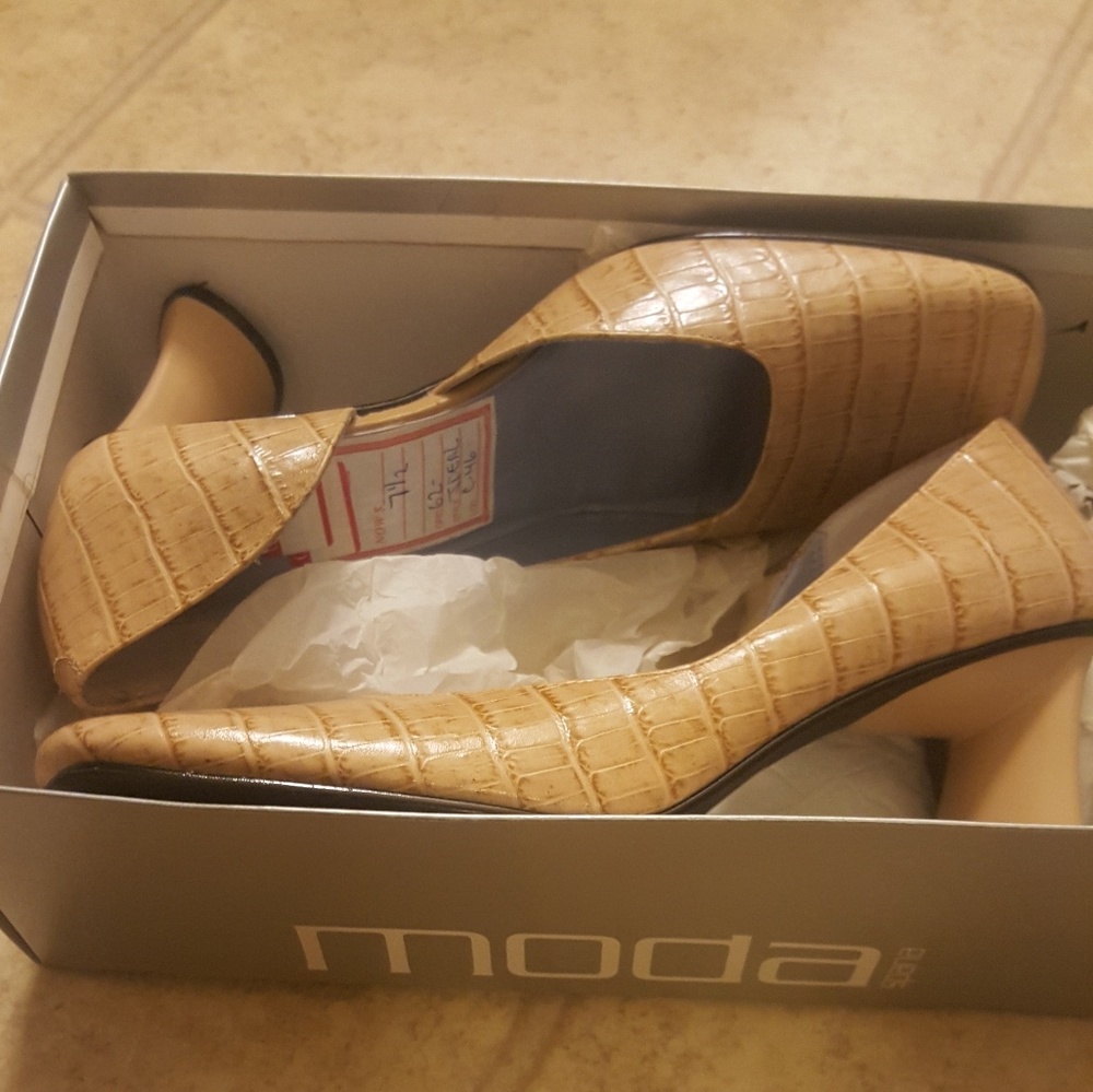 Natural crocodile shoes